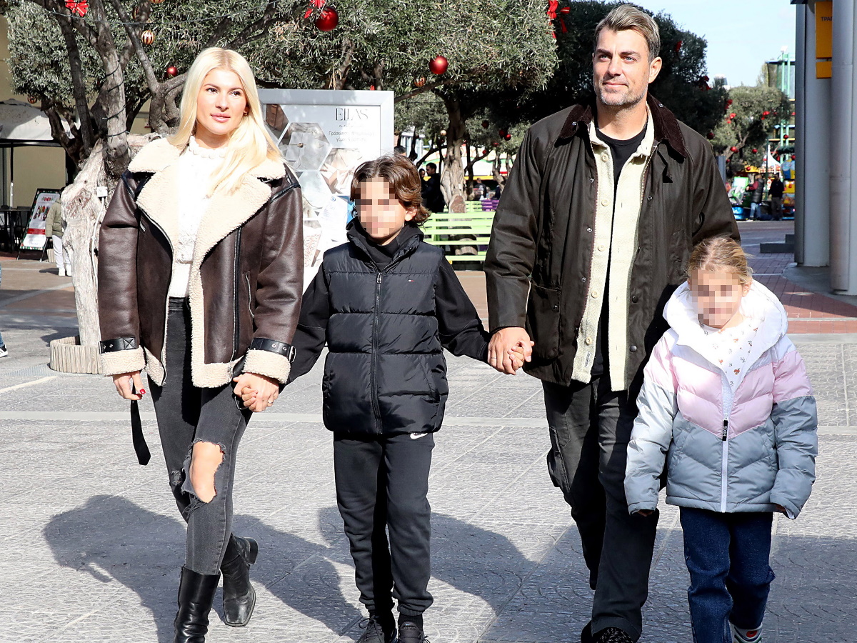 Στέλιος Χανταμπάκης – Όλγα Πηλιάκη: Βόλτα στο κέντρο της πόλης με τα παιδιά τους – Φωτογραφίες