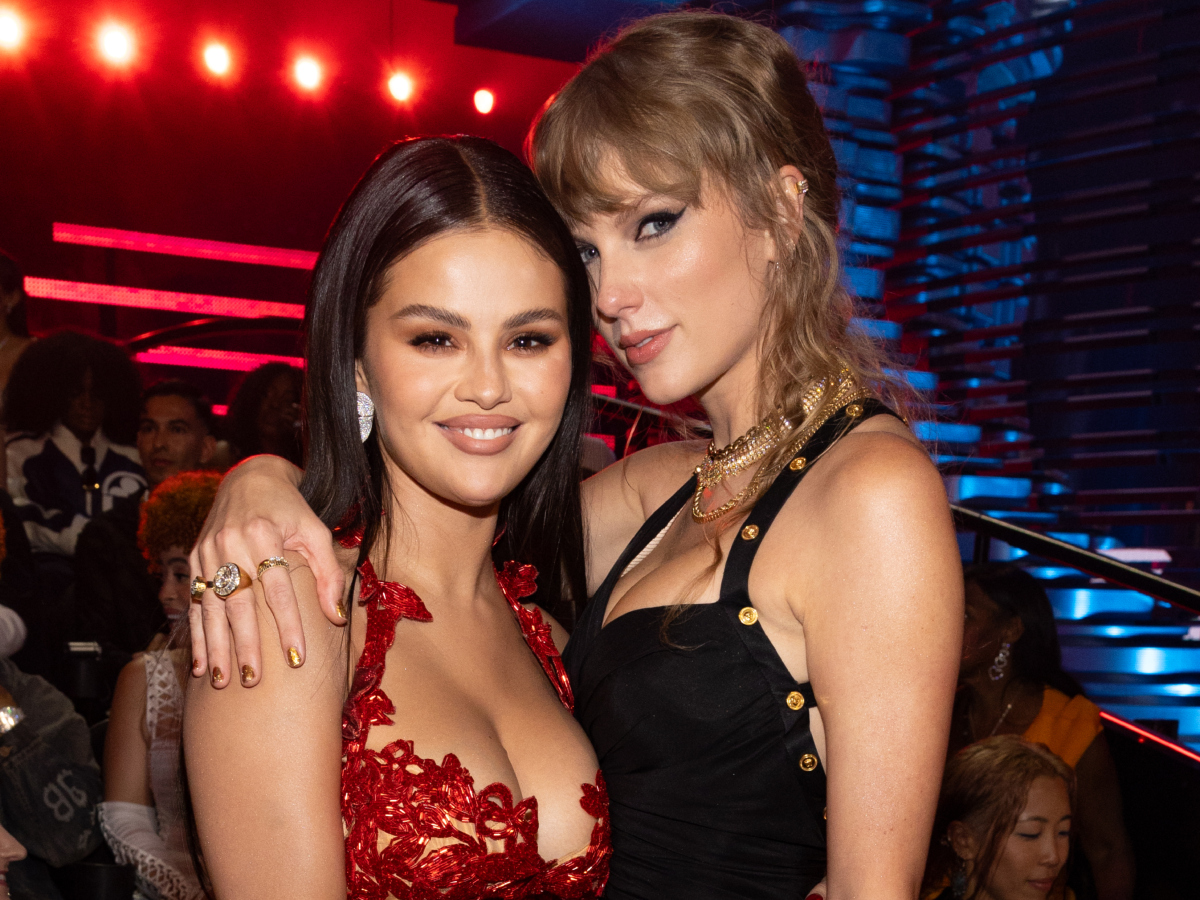 Taylor Swift – Selena Gomez: Οι δύο κολλητές φόρεσαν το ίδιο shoe trend που είναι κατάλληλο για τις κρύες μέρες