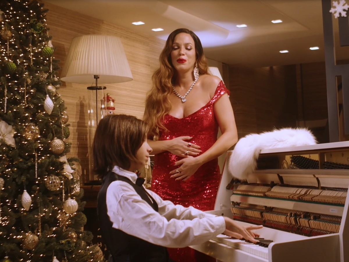 Κατερίνα Στικούδη: Δες αποκλειστικές εικόνες από το χριστουγεννιάτικο video clip με τον Στέλιο Κερασίδη