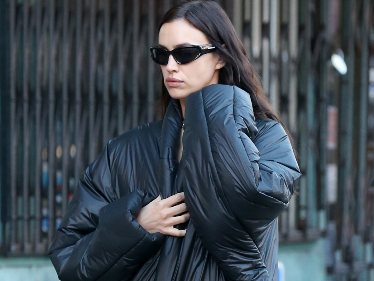 Η Irina Shayk βρήκε και φόρεσε το πιο avant garde μαύρο jacket!  