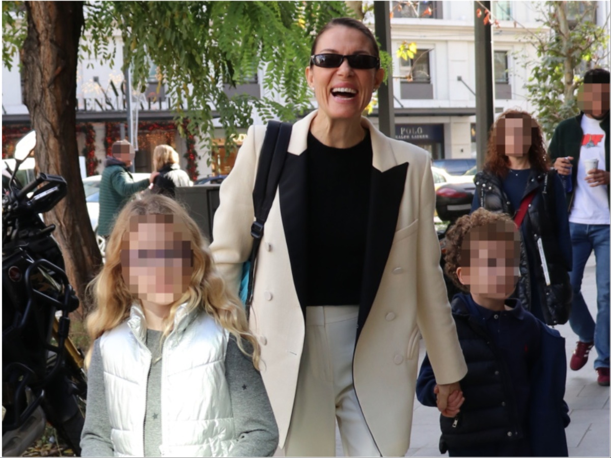 Βίκυ Καγιά: Για αγορές στο κέντρο της Αθήνας με τα δυο της παιδιά, Μπιάνκα και Κάρολο – Φωτογραφίες
