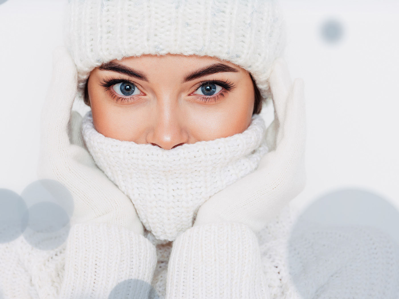 Πώς θα προστατεύσεις το δέρμα σου από το κρύο: Τα βήματα που ακολουθείς τώρα που η θερμοκρασία είναι χαμηλή