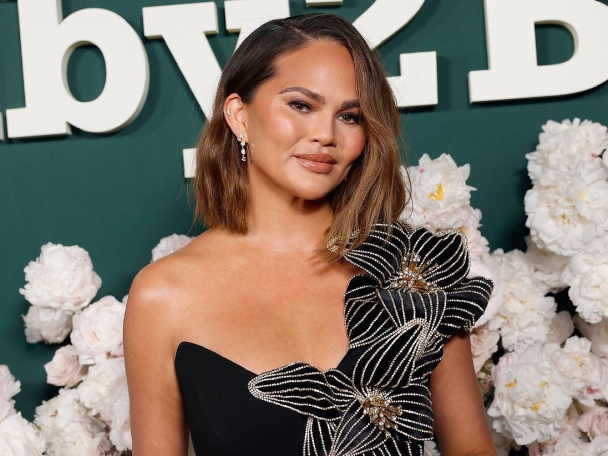 Chrissy Teigen: Φορά chic αξεσουάρ μαλλιών με τον πιο rock τρόπο