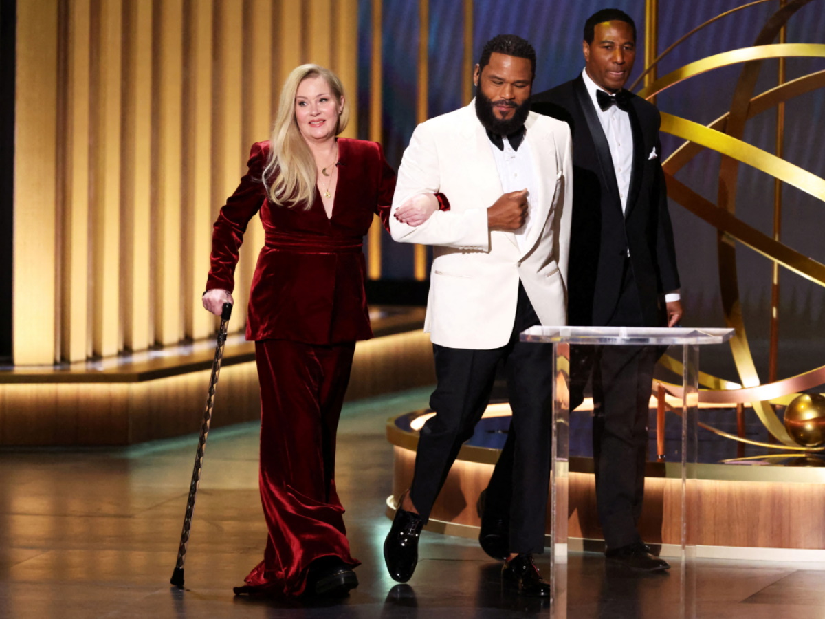 Emmys 2024: Αποθεώθηκε η  Christina Applegate – Εμφανίστηκε με μπαστούνι μετά τη διάγνωση με σκλήρυνση κατά πλάκας