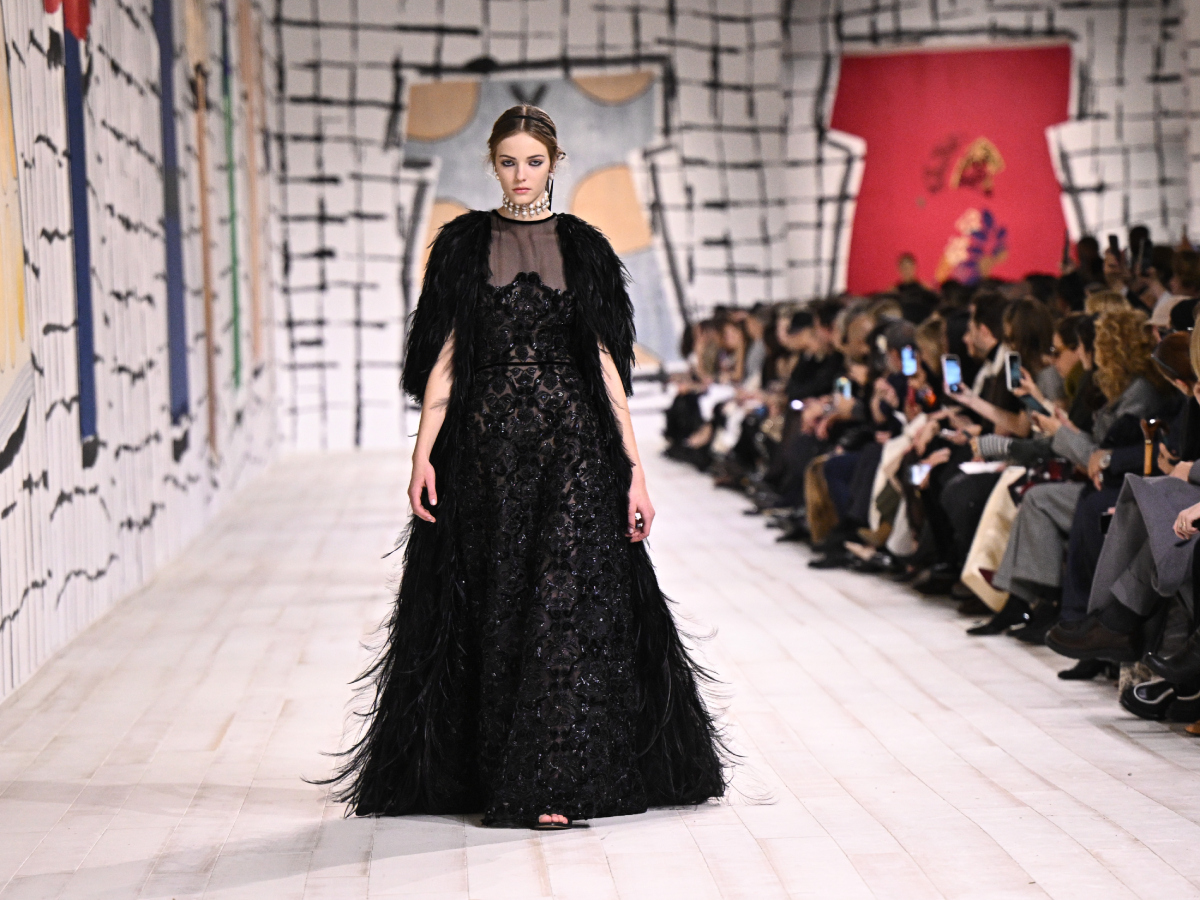 Dior: Τα wardrobe staples μεταμορφώθηκαν σε Haute Couture δημιουργίες με μουσική από το “Poor Things” του Γιώργου Λάνθινου