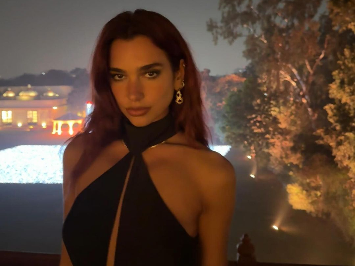 Dua Lipa: Φόρεσε το πιο ωραίο φόρεμα και όχι δεν ήταν μαύρο!