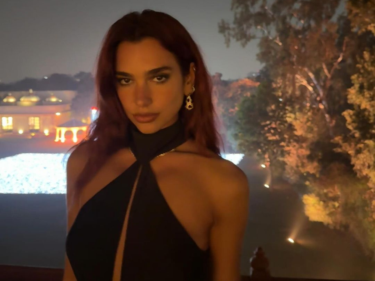 Dua Lipa: Φόρεσε το πιο ωραίο φόρεμα και όχι δεν ήταν μαύρο!