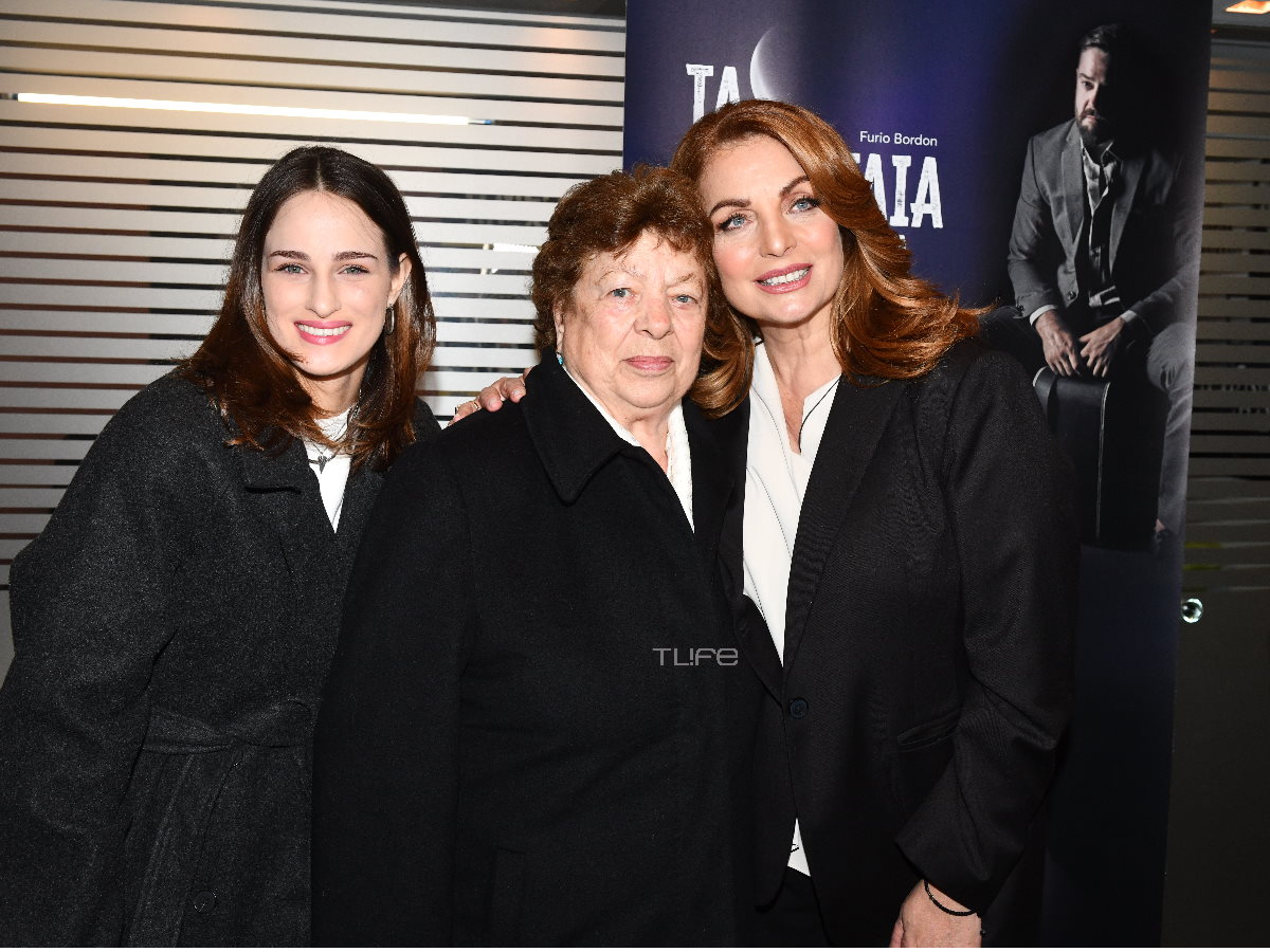Άντζελα Γκερέκου: Επέστρεψε στο θέατρο μετά από 26 χρόνια – Στο πλευρό της η κόρη και η μητέρα της – Φωτογραφίες TLIFE