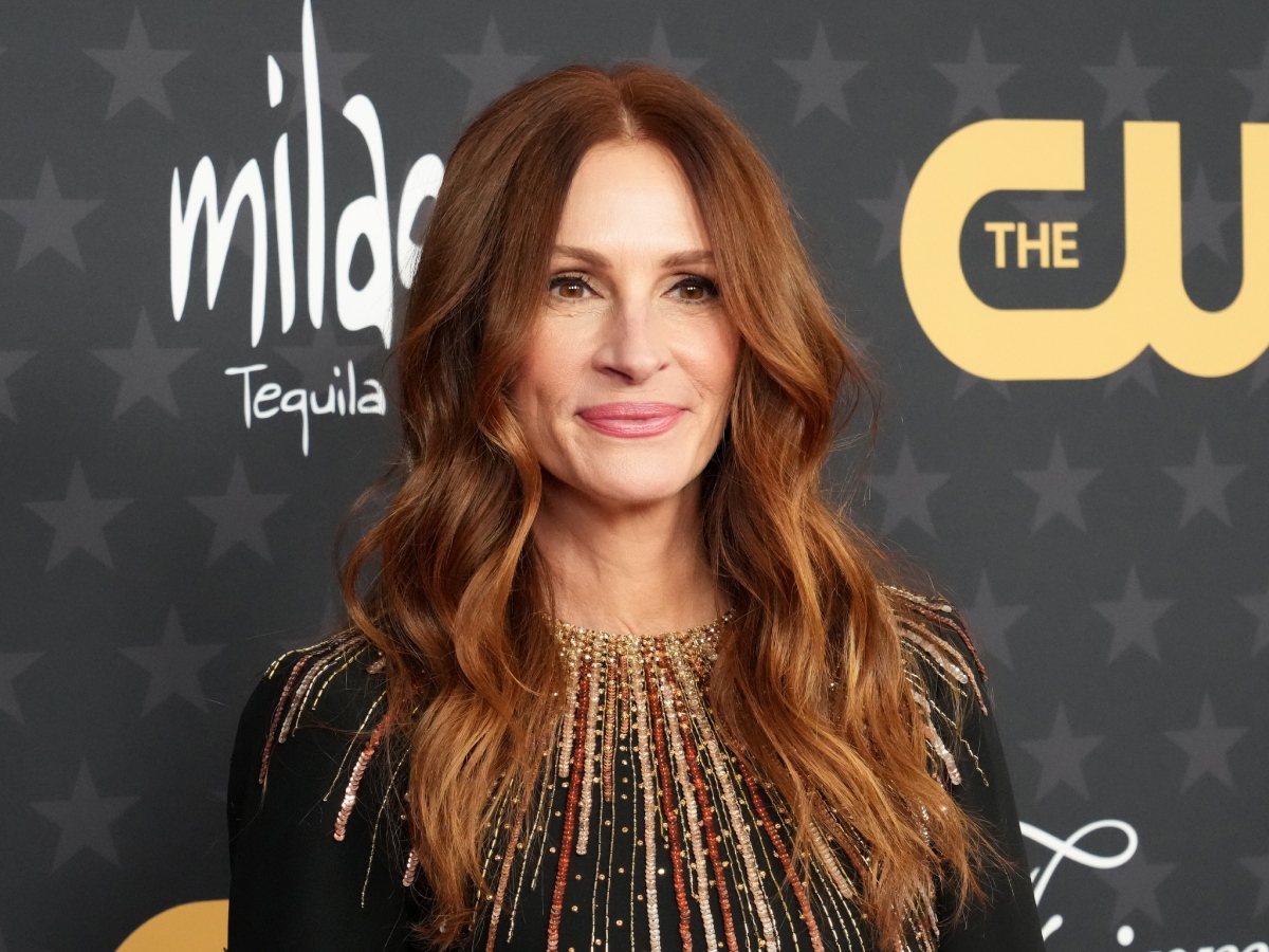 Julia Roberts: Στο Παρίσι με το απόλυτο french updo και ανατρεπτικό μανικιούρ