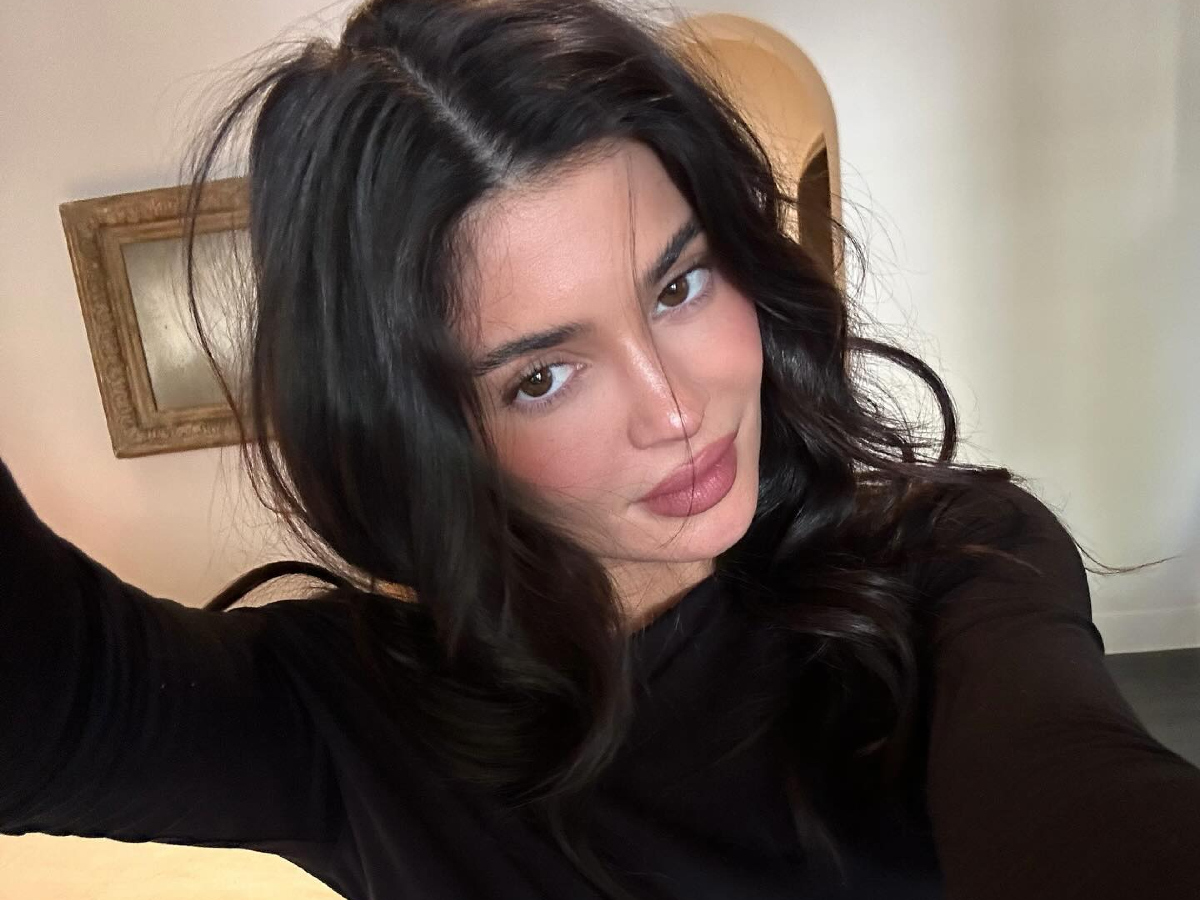 Η Kylie Jenner ξέρει πως το  μαύρο δεν είναι ποτέ βαρετό και το αποδεικνύει με αυτό το look