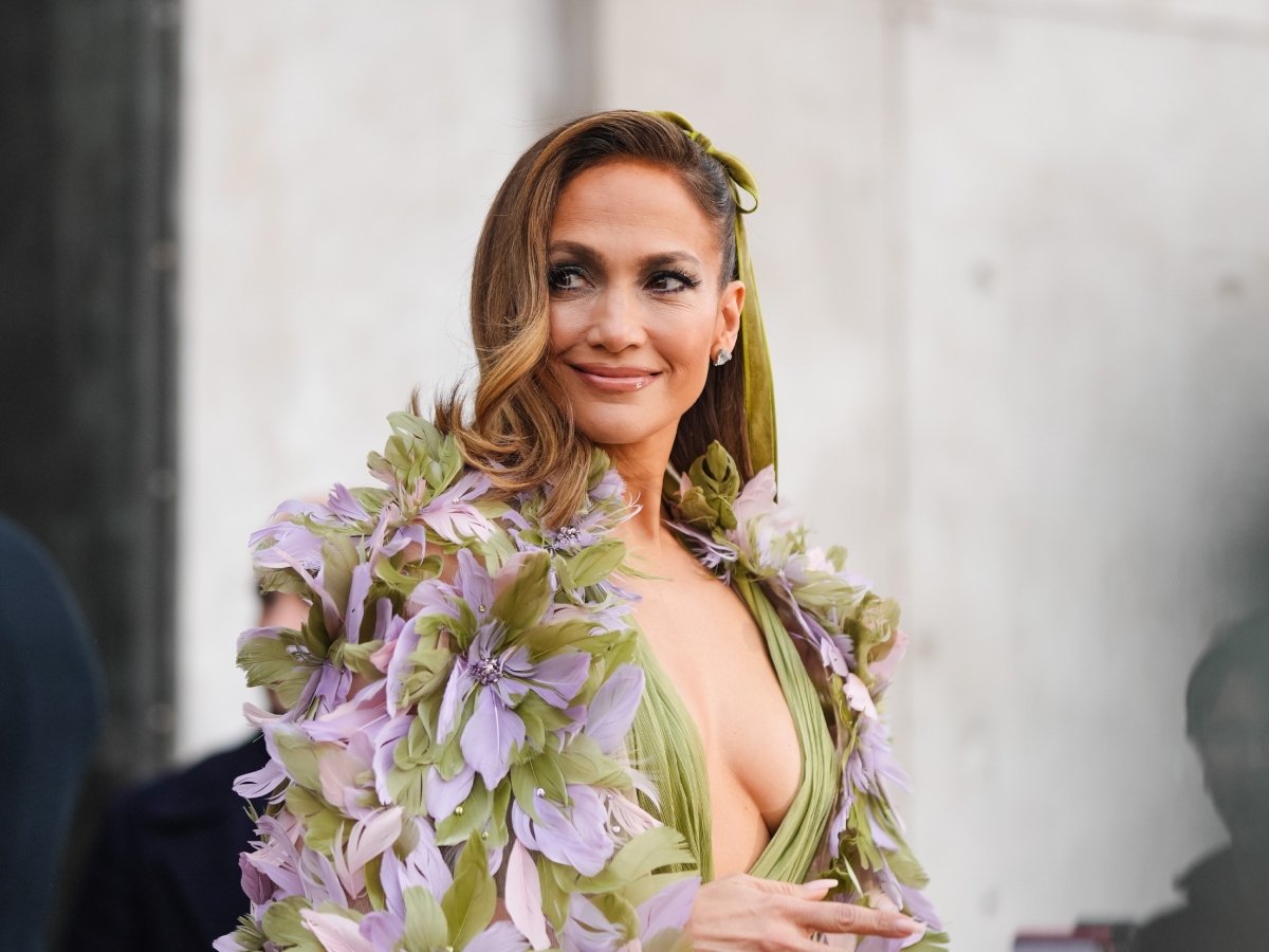 Jennifer Lopez: Φοράει φιόγκο στα μαλλιά για τρίτη φορά μέσα σε λίγες μέρες αποδεικνύοντας ότι είναι το μεγαλύτερο trend της χρονιάς