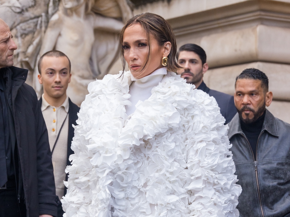 Jennifer Lopez: Στο Elie Saab Haute Couture show με ένα ακόμη συγκλονιστικό beauty look και το απόλυτο αξεσουάρ στα μαλλιά
