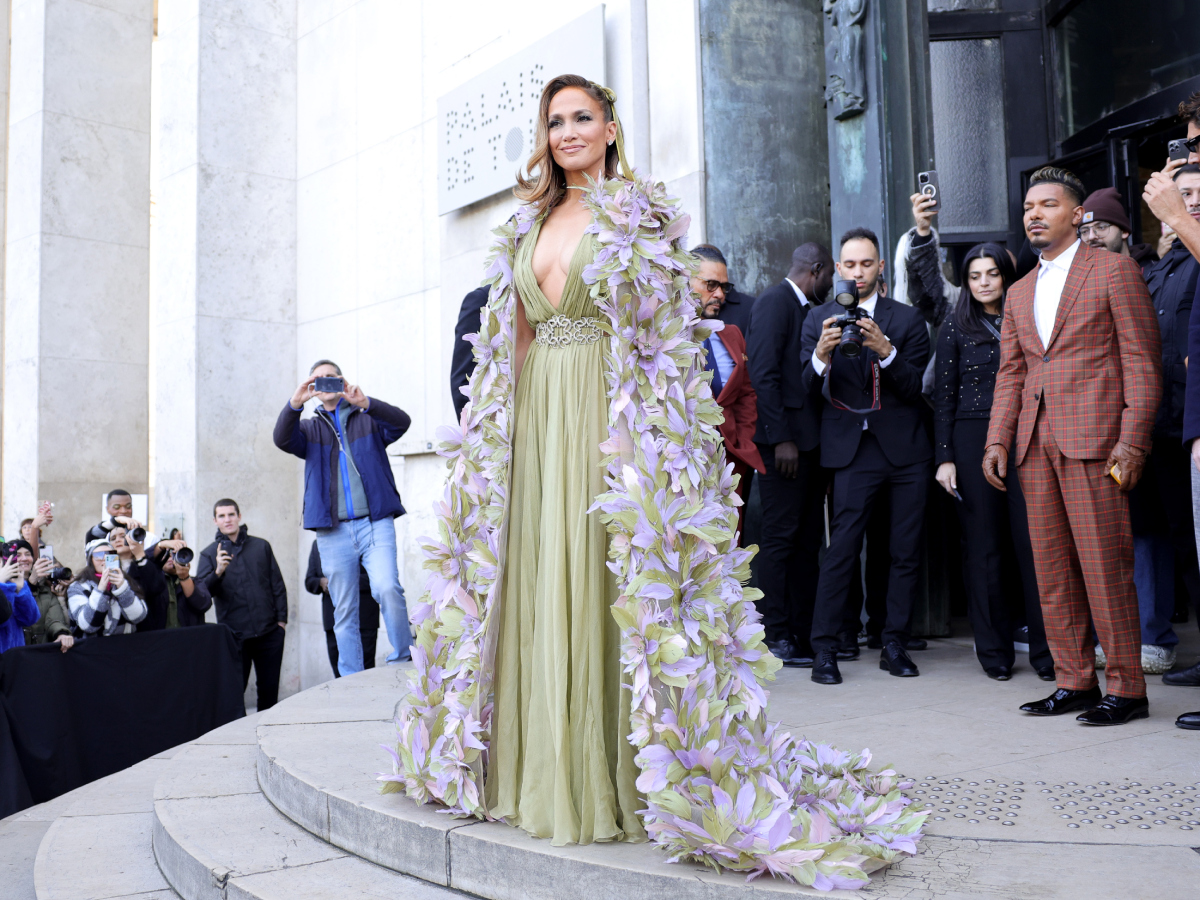 Jennifer Lopez: Επική εμφάνιση με Couture δημιουργία του Elie Saab στο Παρίσι