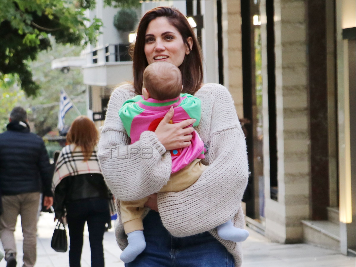 Μαίρη Συνατσάκη: Σπάνια εμφάνιση με την κόρη της στο κέντρο της Αθήνας – Φωτογραφίες