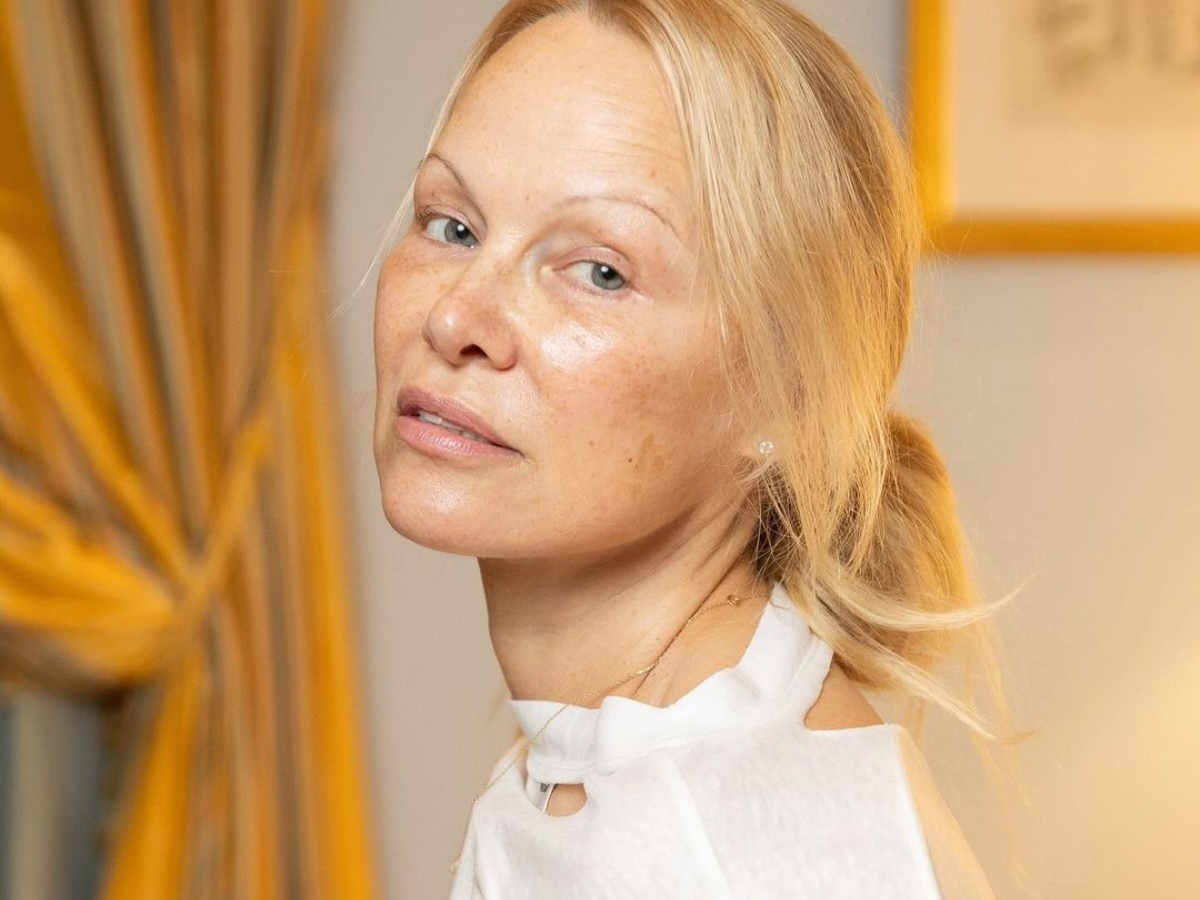 Pamela Anderson: Εμφανίστηκε μετά από καιρό με make up επιλέγοντας την πιο σοφιστικέ εκδοχή ενός μεγάλου trend