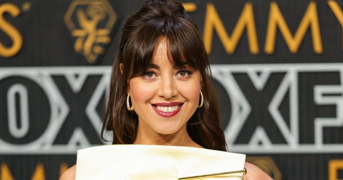 Emmy Awards 2024 Γιατί το φόρεμα της Aubrey Plaza έγινε viral(01)