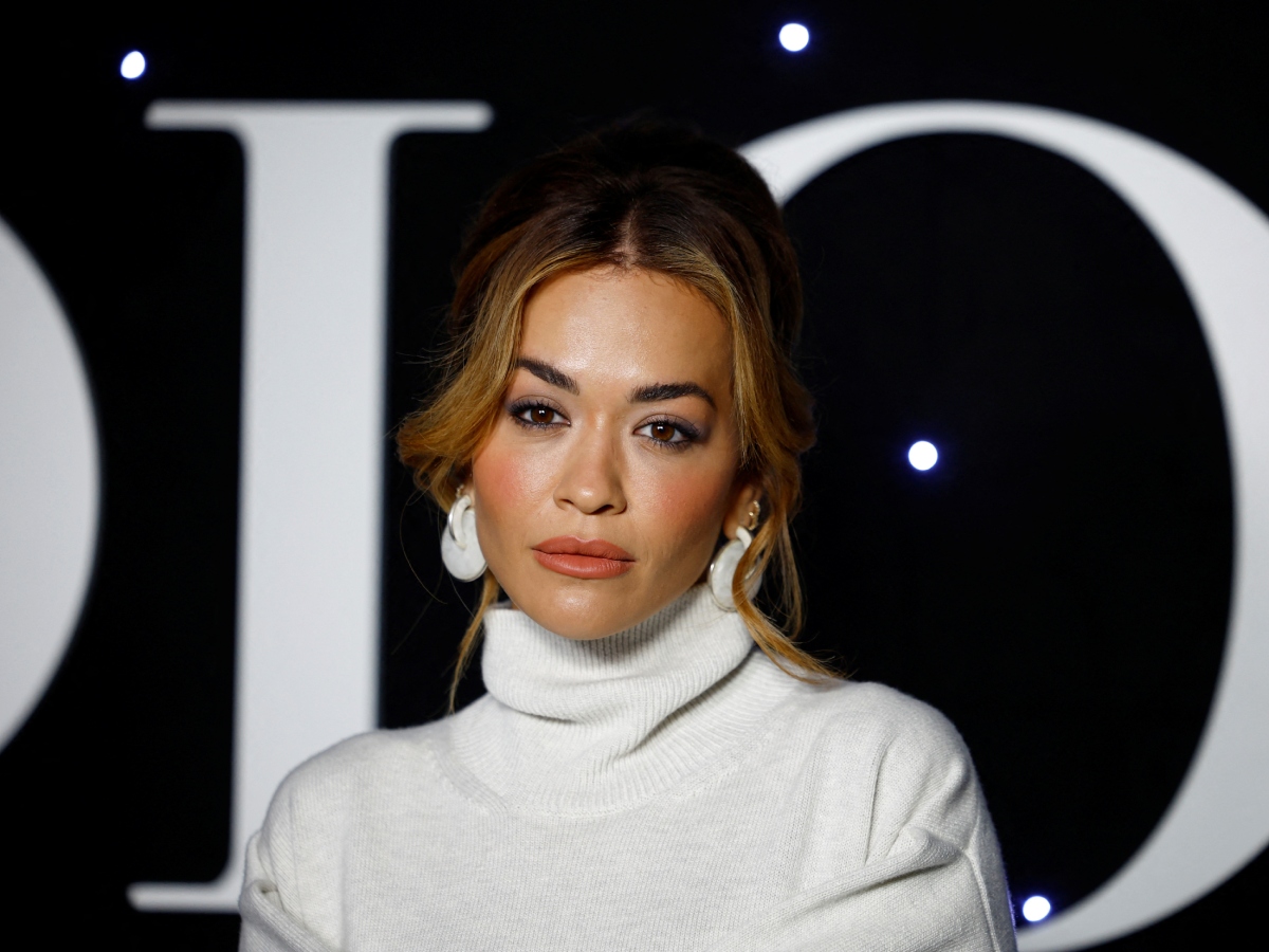 Rita Ora: Το beauty look της στο Παρίσι είναι retro και απίθανο