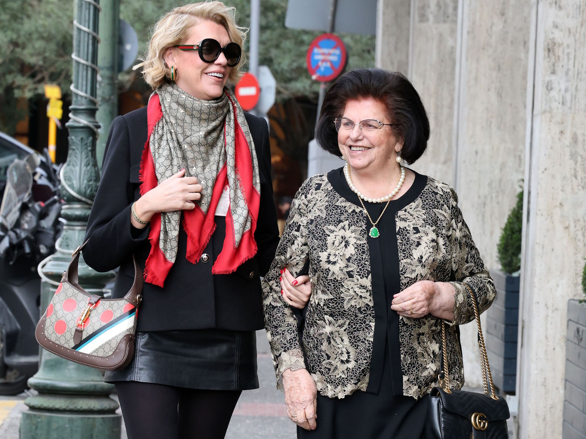 Σάσα Σταμάτη: Σπάνια εμφάνιση με την 83χρονη μητέρα της στο κέντρο της Αθήνας – Φωτογραφίες