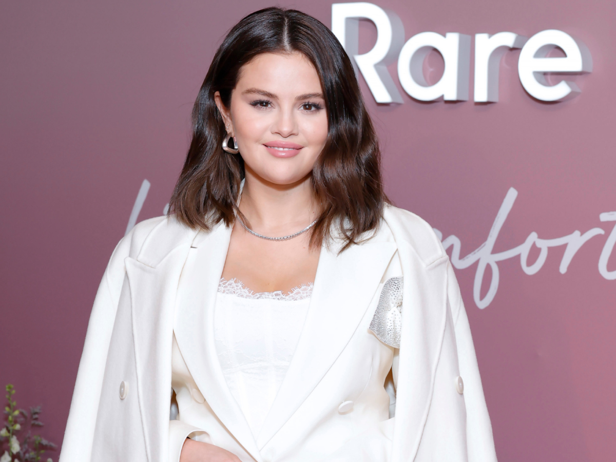 Winter Whites: Η Selena Gomez δεν υποτιμά την δύναμη ενός λευκού outfit μέσα στο χειμώνα!