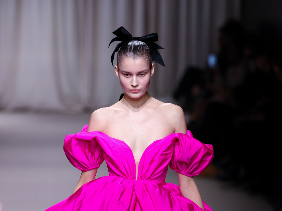 Giambattista Valli  Haute Couture s/s 2024: Πρωταγωνιστές στο beauty look είναι ο φιόγκος και τα ανθισμένα τριαντάφυλλα