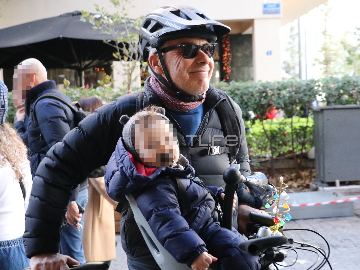 Χάρης Χριστόπουλος: Βόλτα με ποδήλατο στο κέντρο της Αθήνας με τον μικρότερο γιο του – Φωτογραφίες