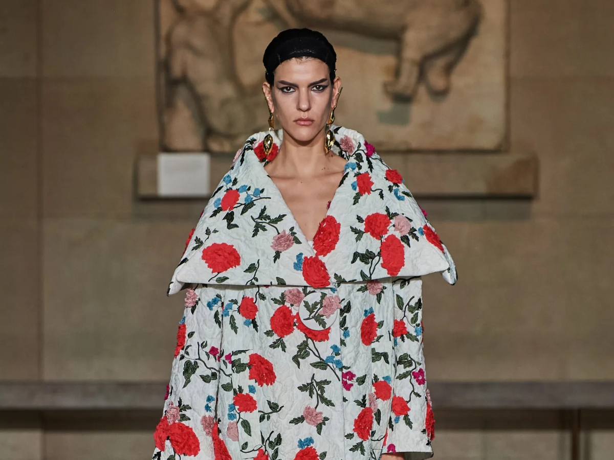 Εβδομάδα Μόδας στο Λονδίνο: Το fashion show που πραγματοποιήθηκε στην αίθουσα Γλυπτών του Παρθενώνα και προκάλεσε οργή
