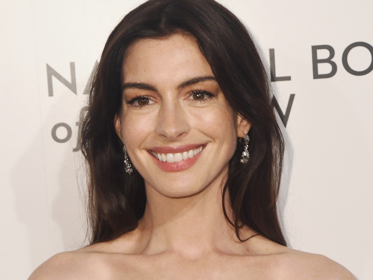 Anne Hathaway: Μόλις έκοψε τα μαλλιά της στο πιο chic bob με αφέλειες και μοιάζει με Γαλλίδα