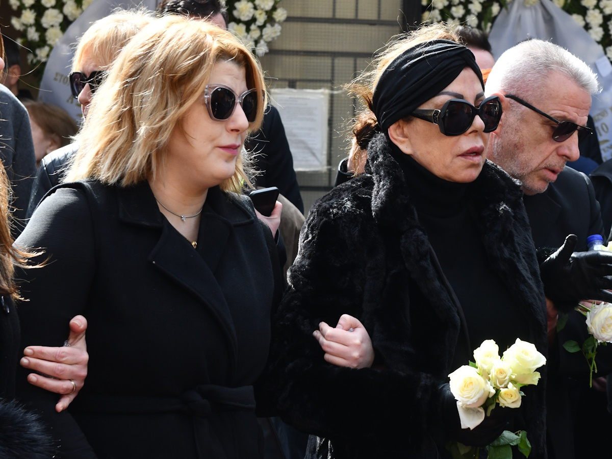 Άντζελα Δημητρίου: Σπαραγμός στην κηδεία της μητέρας της – Τα δάκρυα της Όλγας Κιουρτσάκη και η απουσία του γαμπρού