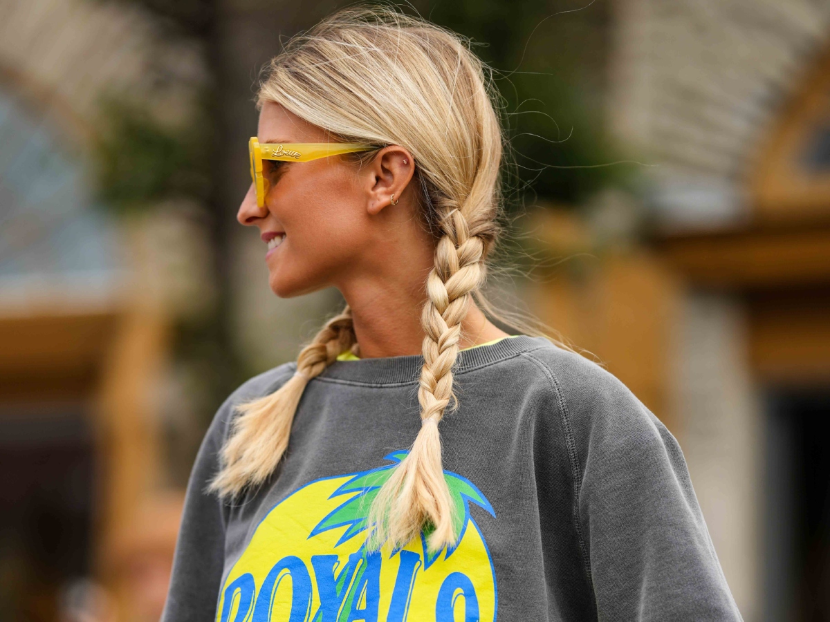 Weekend hairstyle: Αυτό είναι το χτένισμα που θα σε σώσει αν δεν ξέρεις τι να κάνεις με τα μαλλιά σου