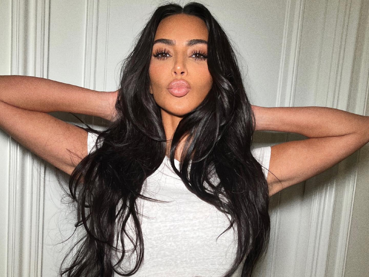 Υπάρχει ένα basic που φοράς κυριολεκτικά όλες τις εποχές και στο οποίο “ορκίζεται” η Kim Kardashian