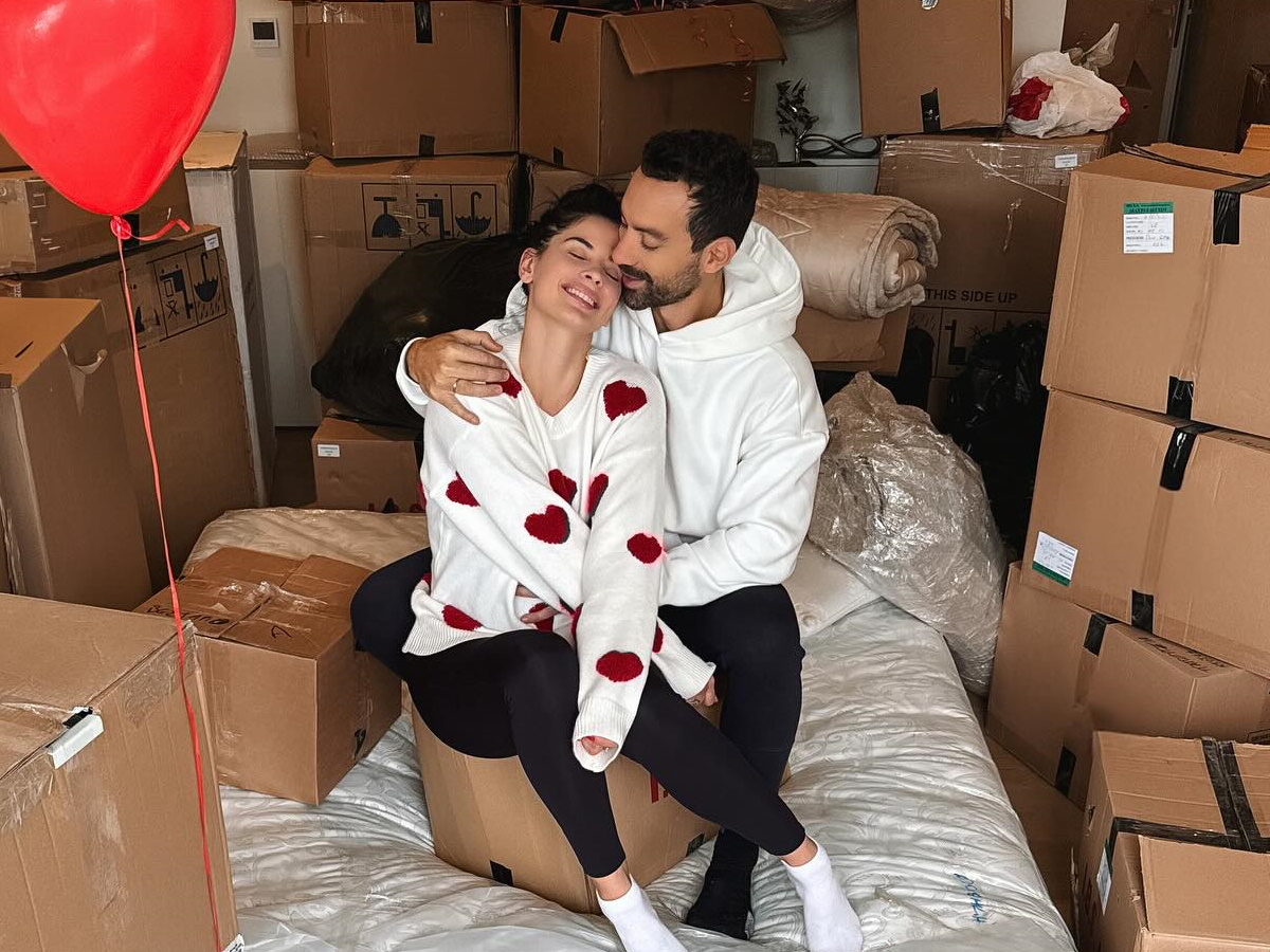 Σάκης Τανιμανίδης – Χριστίνα Μπόμπα: Η οικογενειακή φωτογραφία με τις δίδυμες στο νέο σαλόνι του σπιτιού τους