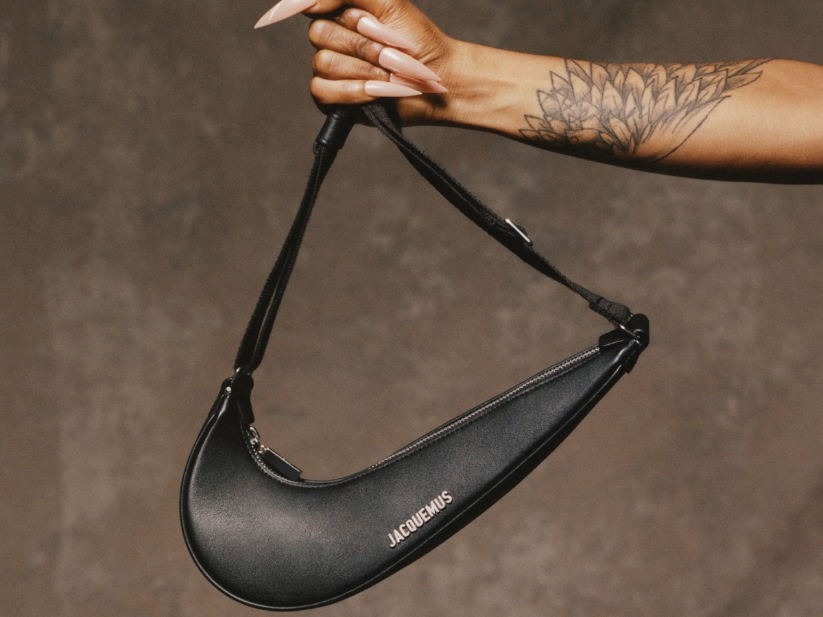 Jacquemus: Η νέα τσάντα του σχεδιαστή σου θυμίζει (σίγουρα) το πιο γνωστό αθλητικό σήμα!