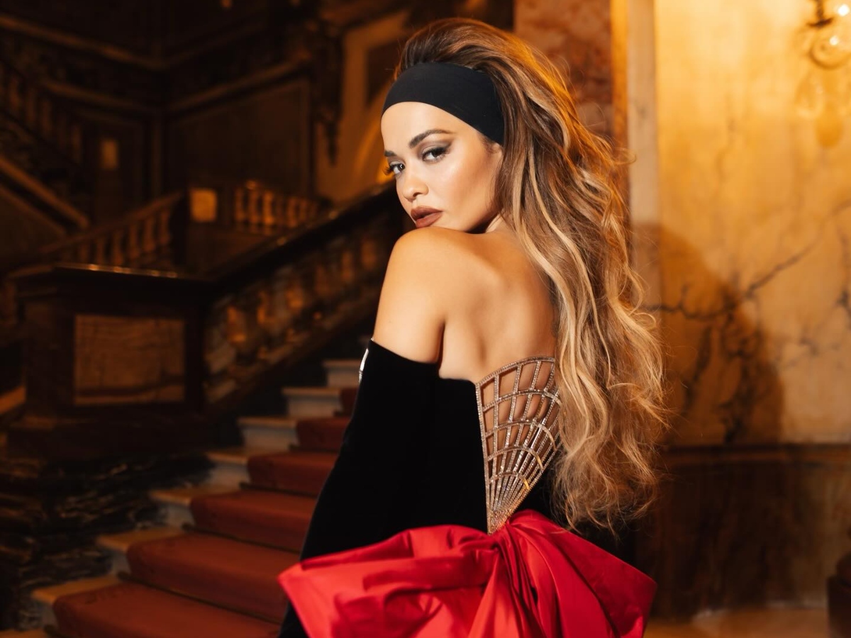 Rita Ora: Φοράει το αξεσουάρ μαλλιών που αγαπούν πολύ τα super models