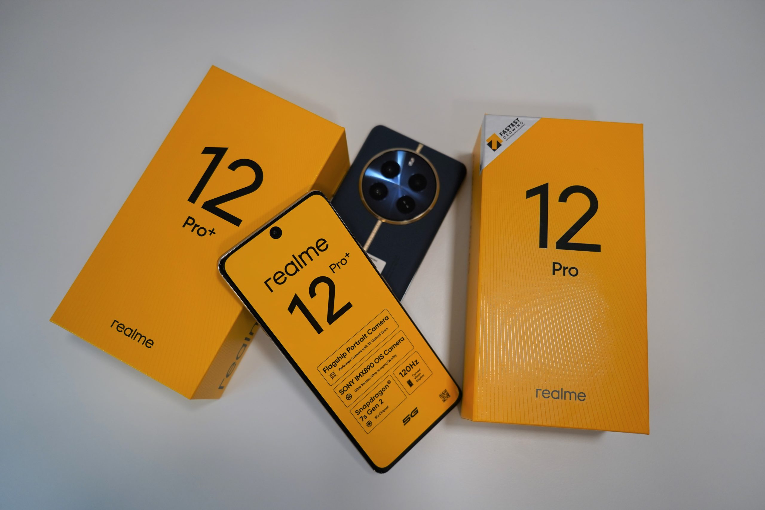 Θέλεις ένα smartphone με στιλ, δυνατά χαρακτηριστικά και προσιτή τιμή; Η σειρά Realme 12 Pro Series είναι αυτό που ψάχνεις!