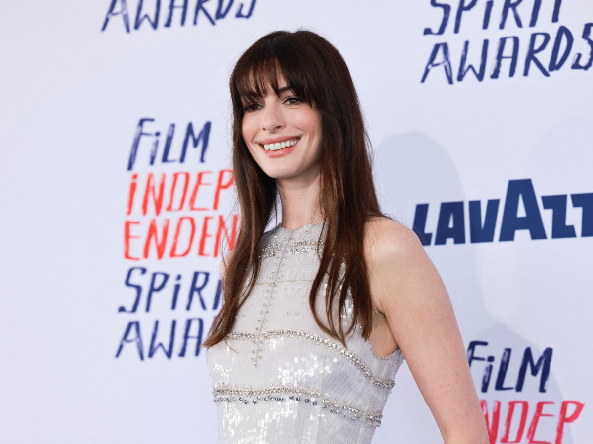 Anne Hathaway: Η ασημένια της σκιά είναι το twist που την κάνει να μοιάζει με rock star