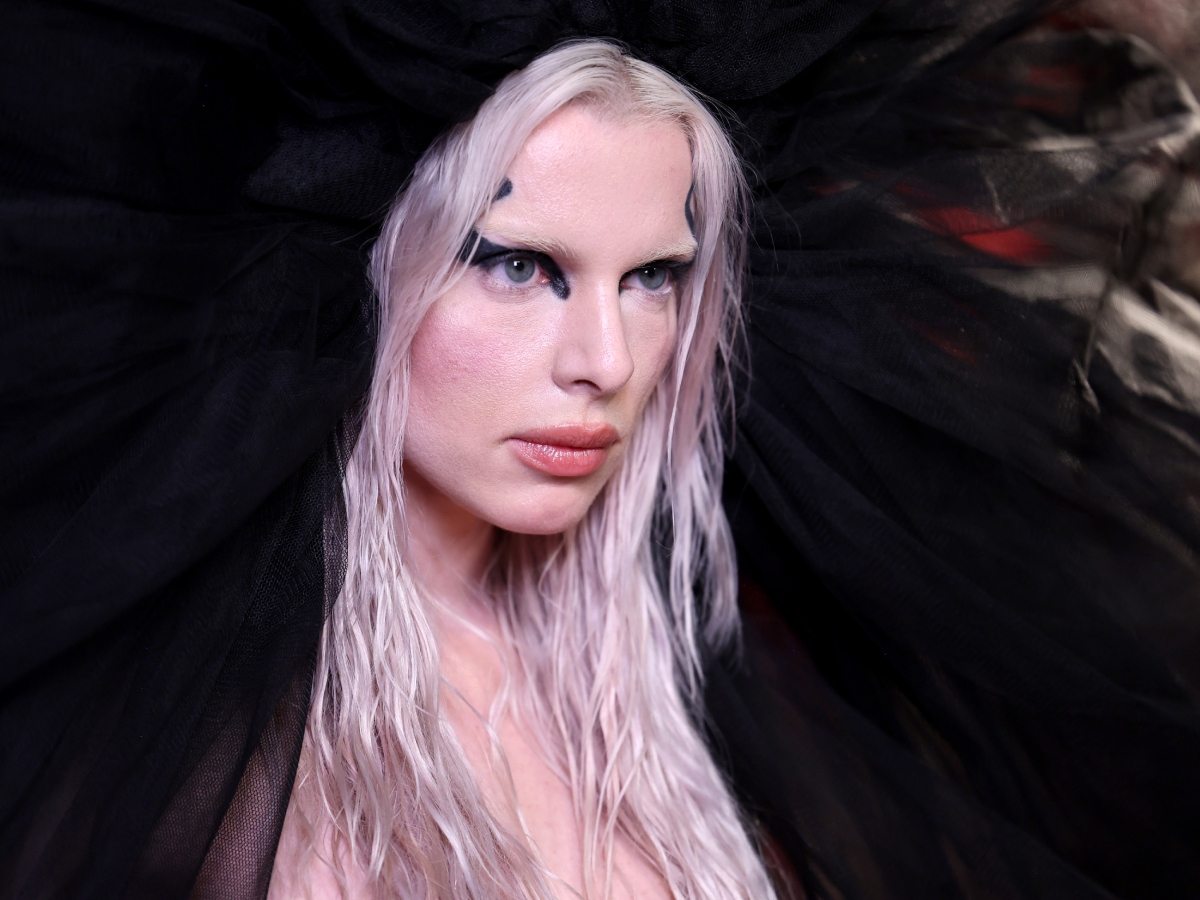 Julia Fox: Αφήνει στην άκρη τα εκκεντρικά beauty looks και υιοθετεί το απόλυτο “normcore” trend