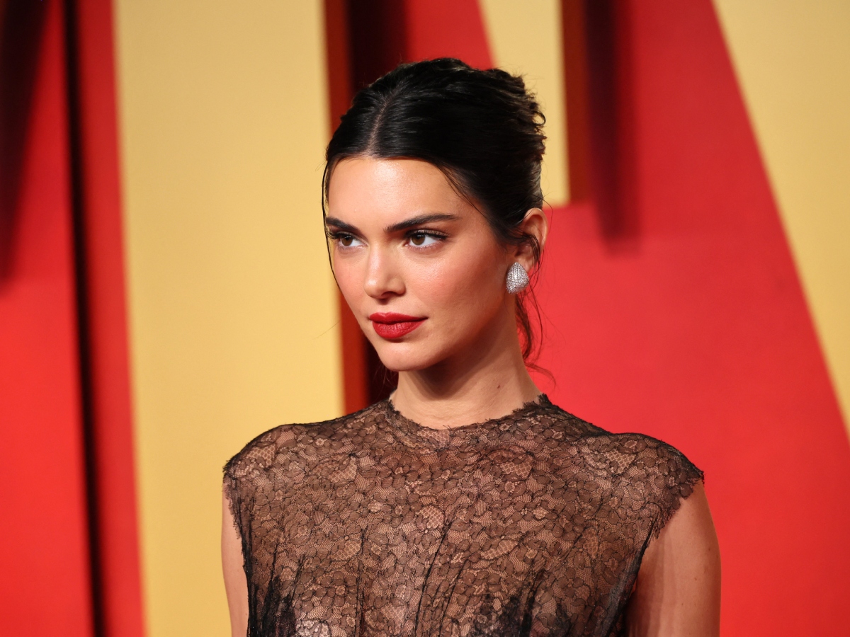 Kendall Jenner: Στο after party του Vanity Fair φόρεσε το τέλειο κόκκινο κραγιόν και γνωρίζουμε ποιο είναι