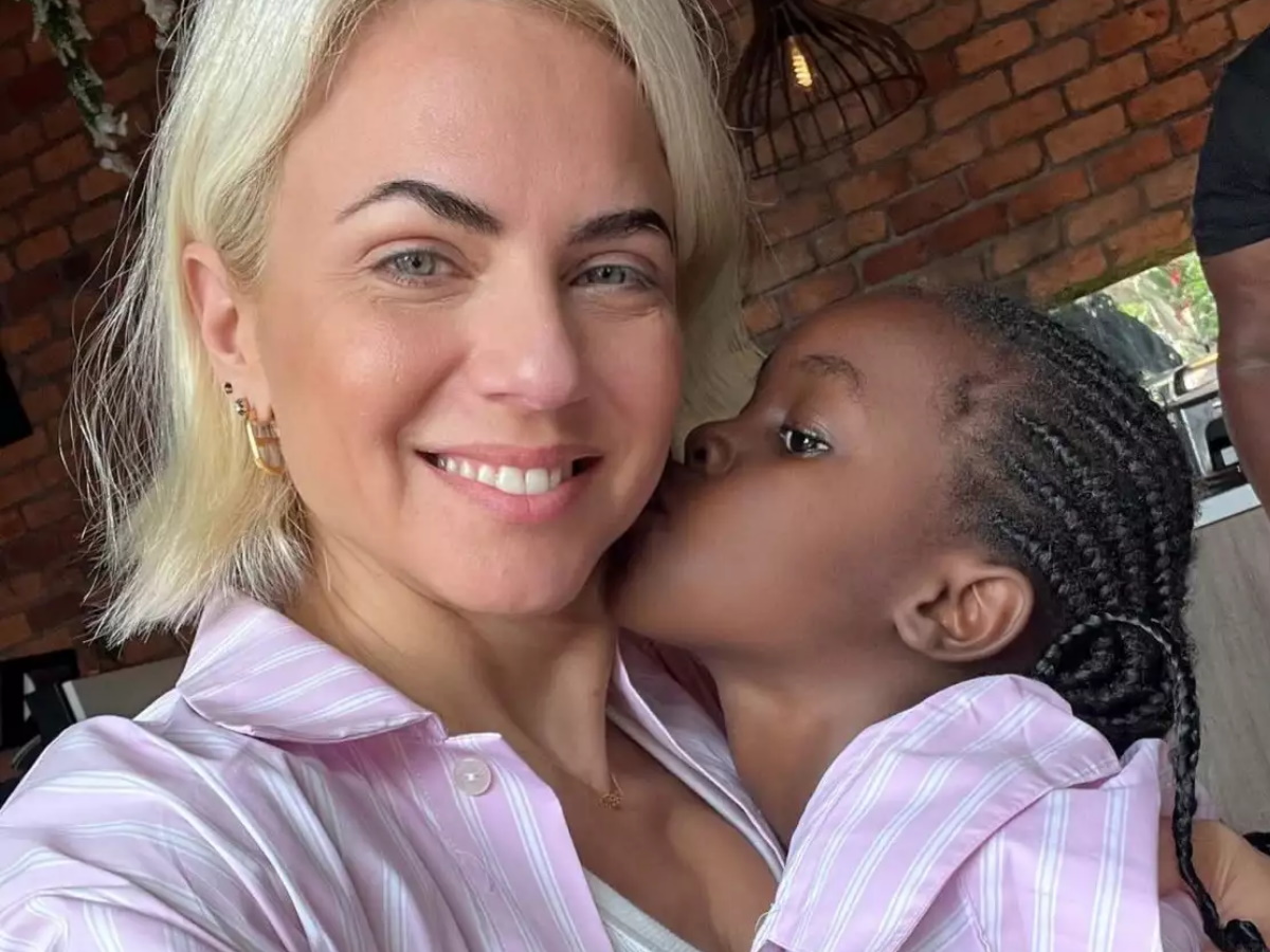 Χριστίνα Κοντοβά: Επέστρεψε στην Ουγκάντα με την κόρη της – Φωτογραφίες από το ταξίδι μαμάς και κόρης