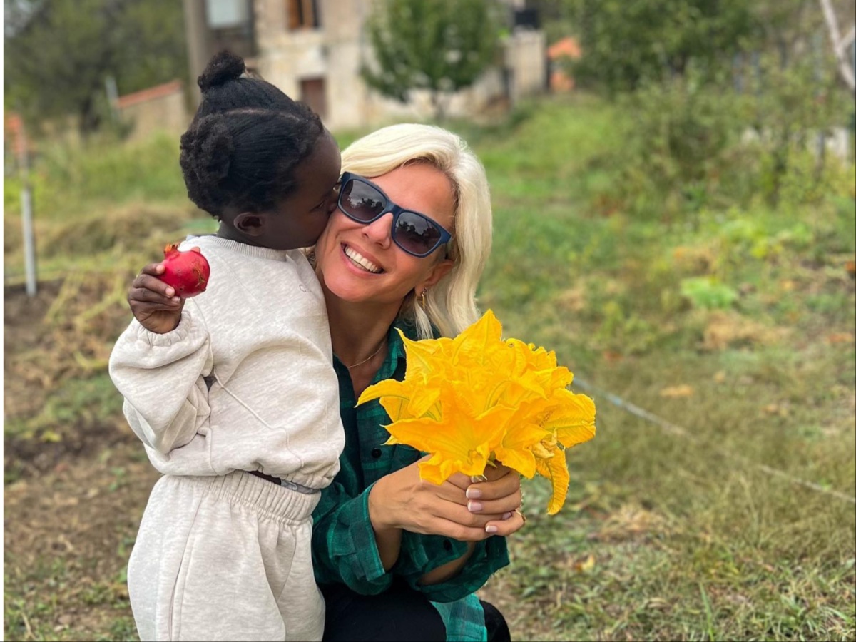 Χριστίνα Κοντοβά: Για πικ νικ με την κόρη της Ada, και τις μικρές της φίλες – Φωτογραφίες