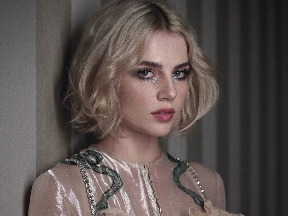 Lucy Boynton: Συνδυάζει το ρομαντικό με το punk υιοθετώντας το πιο ενδιαφέρον beauty look που έχεις δει τελευταία