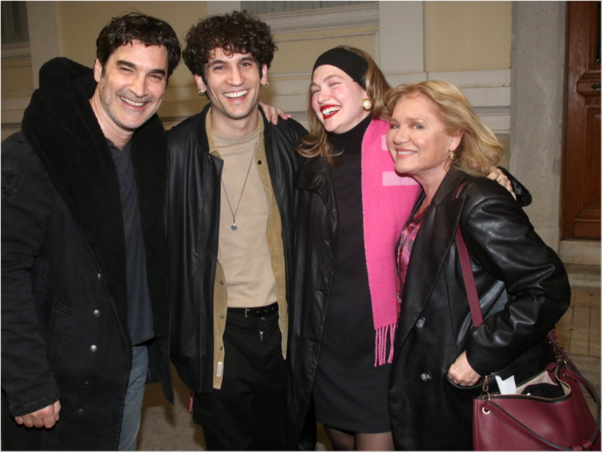 Maestro: Οι πρωταγωνιστές της επιτυχημένης σειράς απόλαυσαν την Κλέλια Ανδριολάτου στο θέατρο – Φωτογραφίες