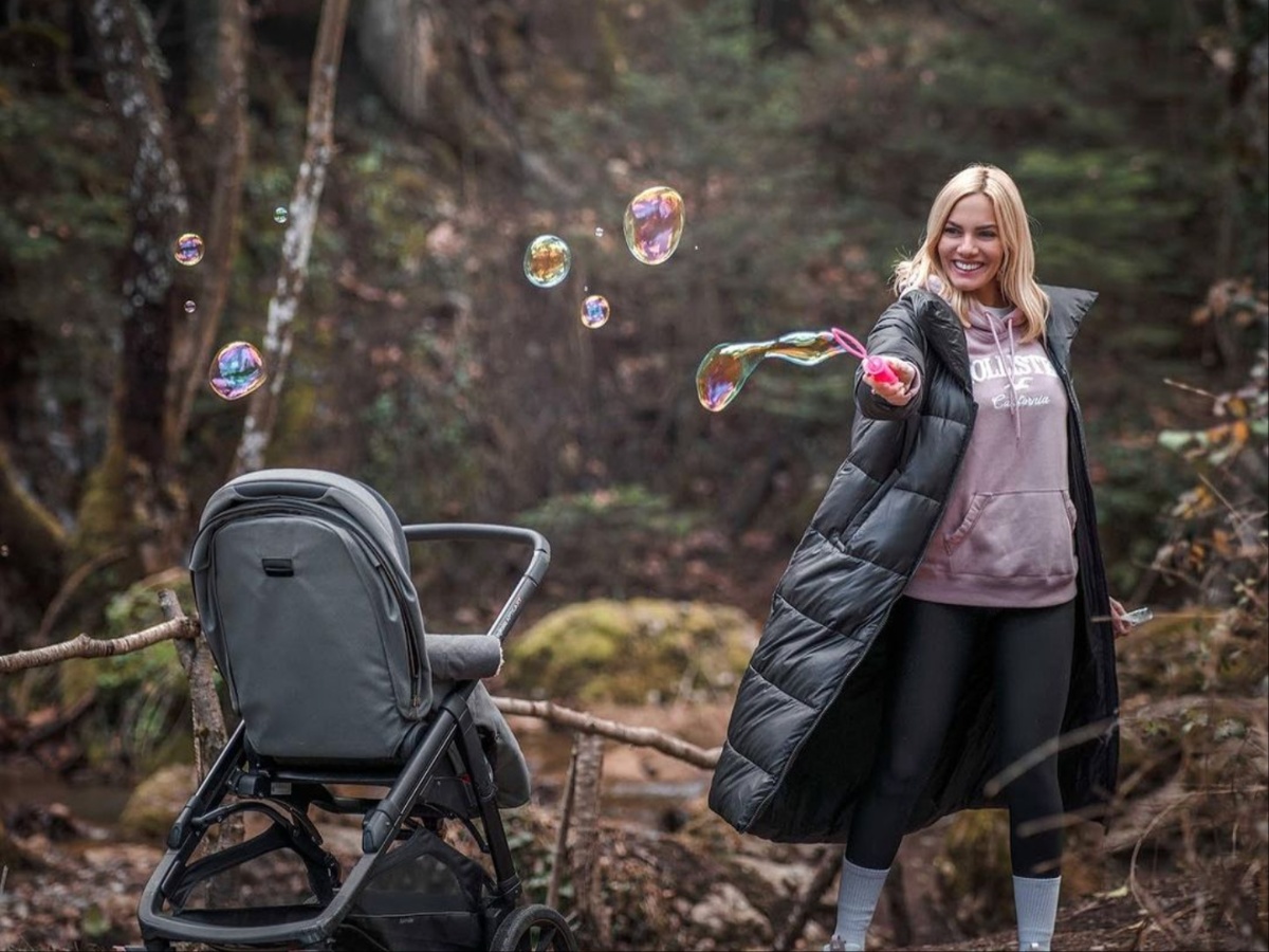 Ιωάννα Μαλέσκου: Κυριακάτικη βόλτα με την κόρη της στο κτήμα του Κωνσταντίνου Δάνια – Φωτογραφία