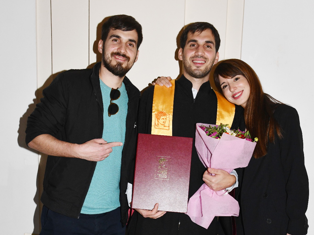 Μιρέλα Πάχου: Ο αδελφός της αποφοίτησε από το Οικονομικό Πανεπιστήμιο Αθηνών – Φωτογραφίες TLIFE