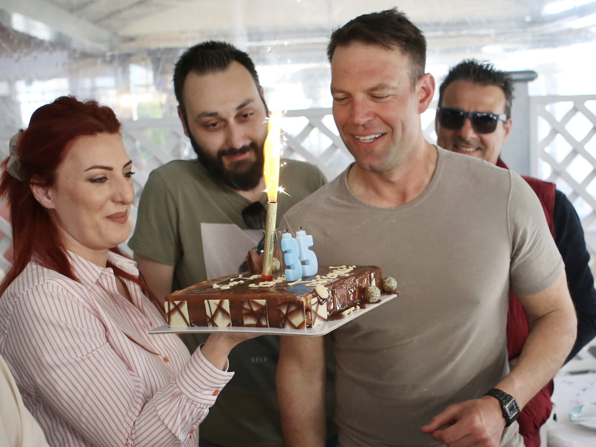 Στέφανος Κασσελάκης: Γενέθλια σε ταβέρνα στη Θήβα – Ο Τάιλερ Μάκμπεθ και η τούρτα έκπληξη – Φωτογραφίες
