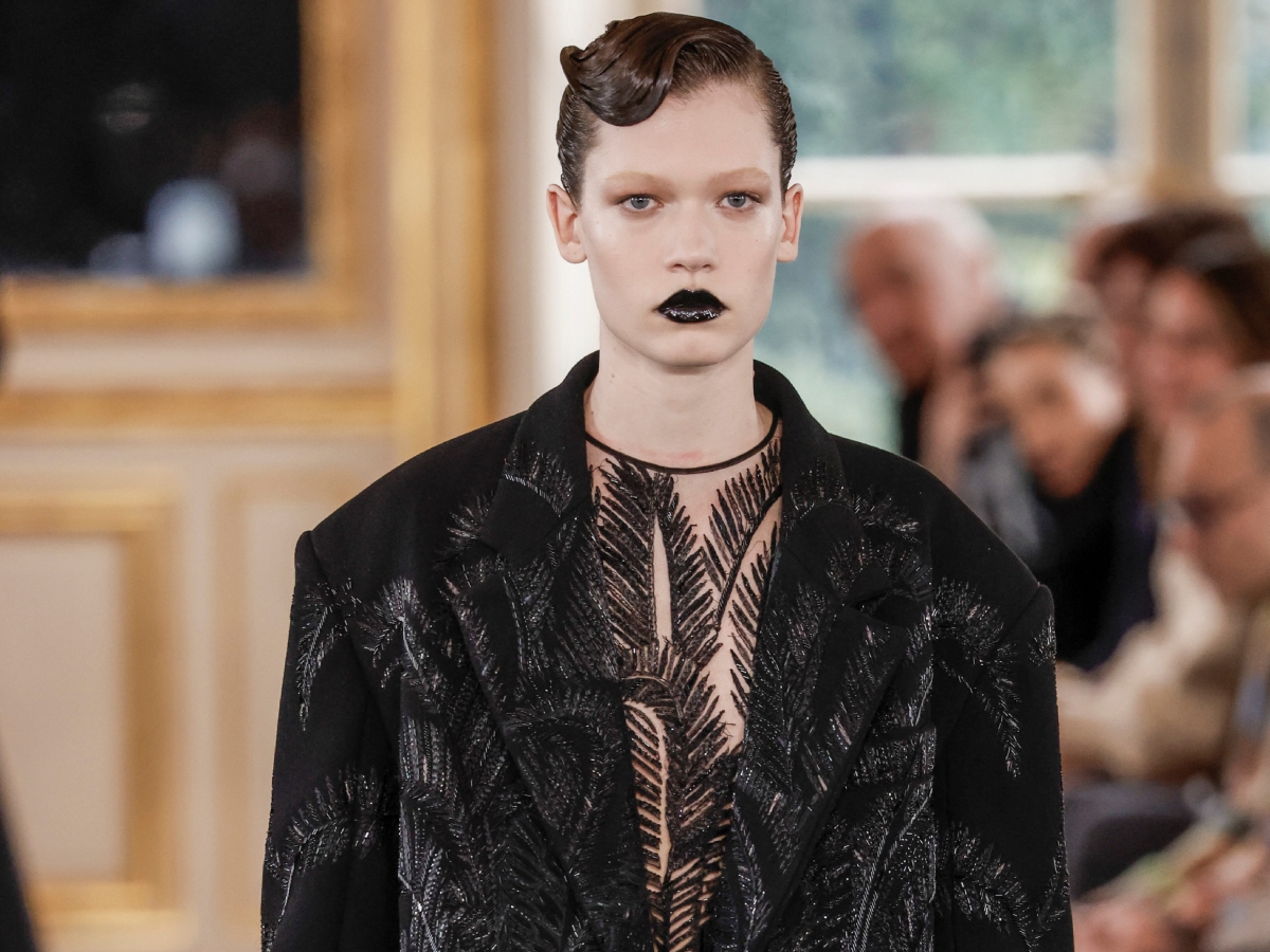 Maison Valentino: Το μαύρο κραγιόν στο show του αποδεικνύει ότι μπορεί να είναι chic-glam και όχι goth