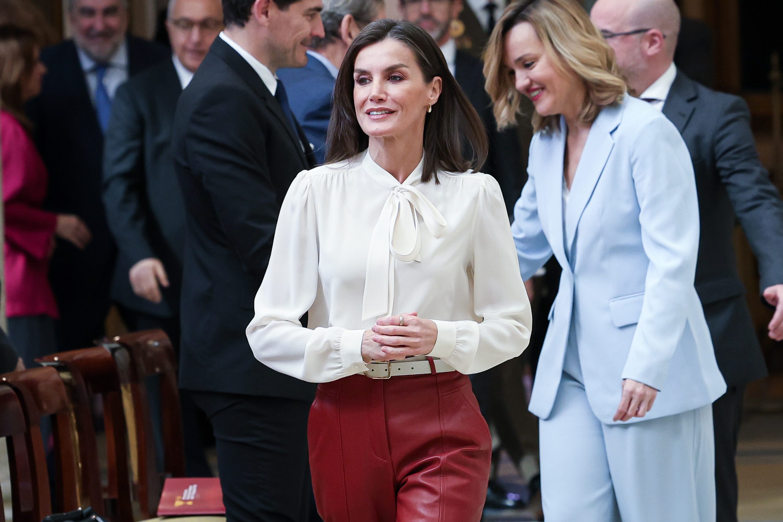 Η Βασίλισσα Letizia ξέρει πώς πρέπει να φορέσεις το δερμάτινο παντελόνι την άνοιξη – θα την ακούσεις;