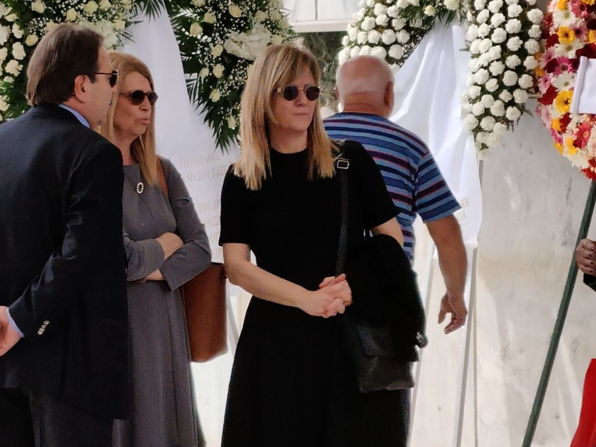 Κηδεία Γιάννη Φέρτη: Συγκινημένη η τελευταία του σύζυγος, Μαρίνα Ψάλτη στο Α’ Νεκροταφείο