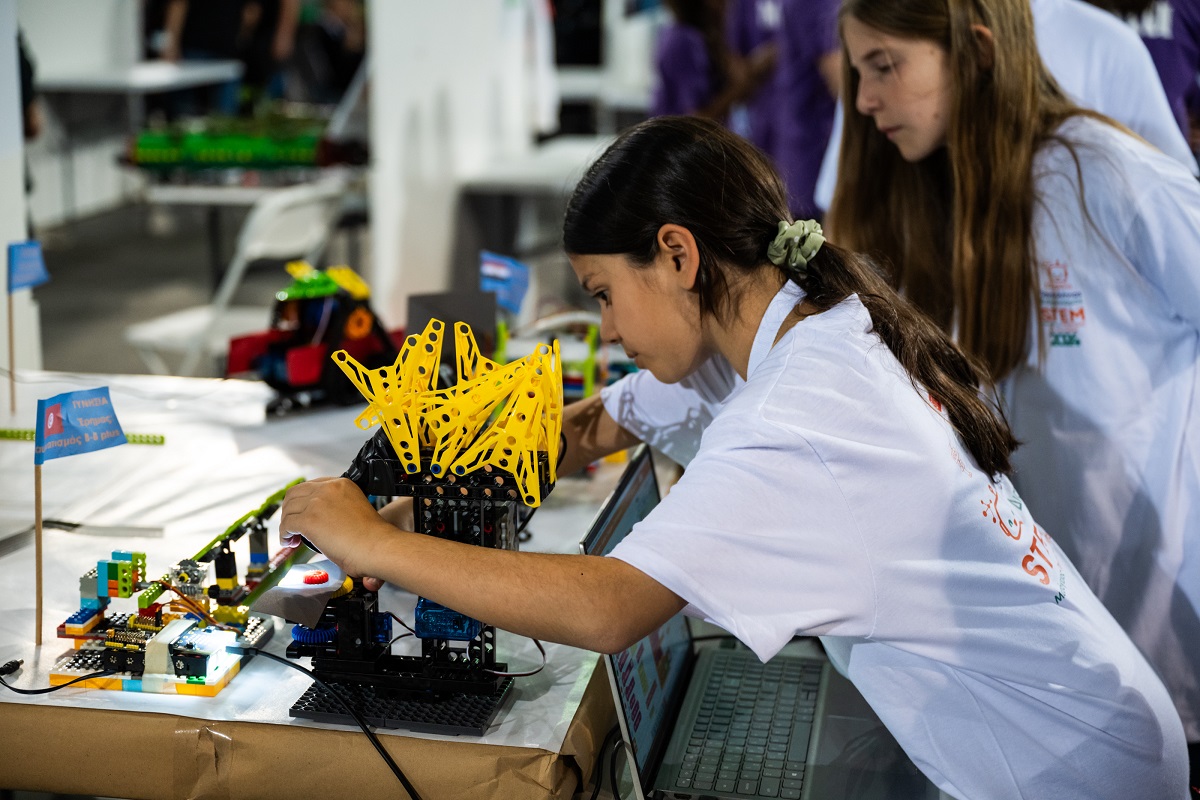 10ος Πανελλήνιος Διαγωνισμός STEM 2024: η COSMOTE στηρίζει τη διάδοση της Εκπαιδευτικής Ρομποτικής