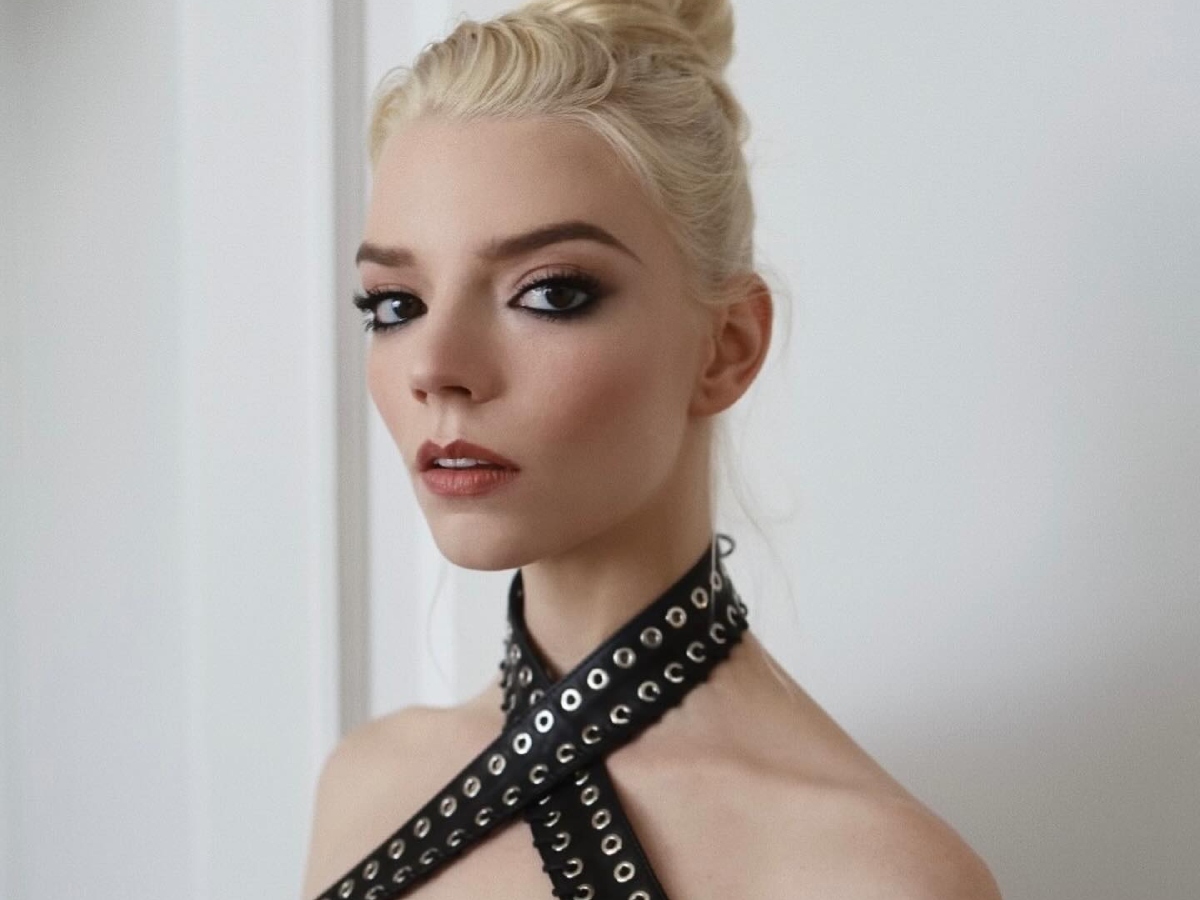 Anya Taylor-Joy: Συνδυάζει το dramatic smoky eye με το πιο σοφιστικέ χτένισμα και αξεσουάρ μαλλιών