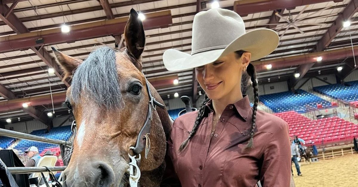Bella Hadid: Aφήνει για λίγο πίσω το rodeo style και ποζάρει με 3 naked ...